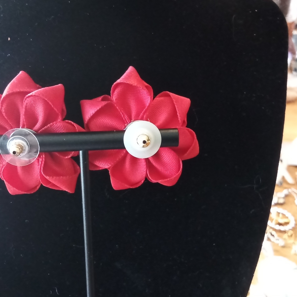 Bow Earrings - Picture 3 of 3